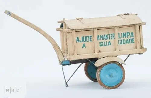 imagem: Miniatura de carrocinha de lixo